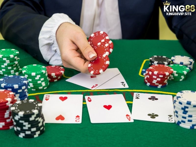 Baccarat là một trò chơi bài so điểm giữa hai cửa